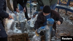 基辅的居民排队打水，俄罗斯的新一轮攻击导致包括计基辅在内的一些乌克兰城市断水断电。（2022年10月31日）