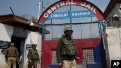 ILUSTRASI - Polisi berjaga di luar penjara di Srinagar, daerah Kashmir yang dikontrol India, 5 April 2019. (AP/ Dar Yasin)