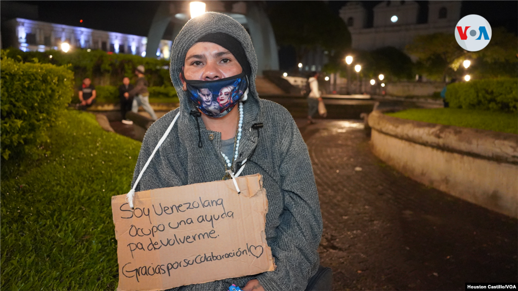 Una venezolana pide dinero para regresar a su país de origen. Foto: Houston Castillo, VOA