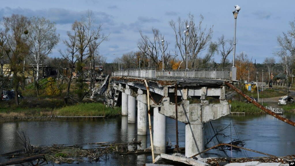 乌克兰军队夺回的顿涅茨克地区斯维亚托希尔斯克镇后，发现西维尔斯基-顿涅茨河上一座桥梁一被摧毁。(photo:VOA)