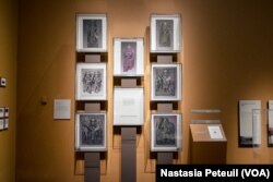 Les photographies des objets retirés dans le musée d'art africain, lors d'un entretien avec la directrice, au musée d'art africain, le 6 avril 2022. (VOA/Nastasia Peteuil)