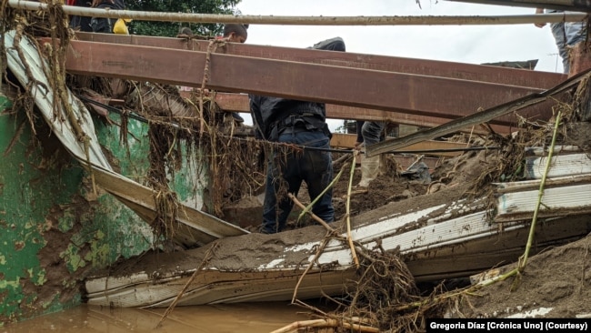 Intensas lluvias causaron inundaciones y deslizamiento de tierra en Las Tejerías, estado Aragua, Venezuela, el sábado, 8 de octubre de 2022.