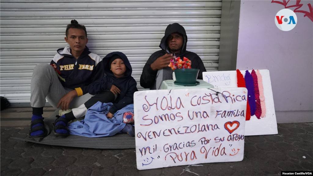 Un migrante venezolano junto a su hijo en una calle céntrica de San José, Costa Rica. Foto: Houston Castillo, VOA