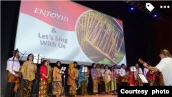 Pentas musik angklung “Sound of Nusantara” (Suara Nusantara) oleh KMI di Dallas-Fort Worth, Texas.
