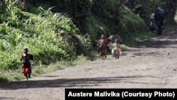 Children fleeing fighting in Rwanguba DRC.