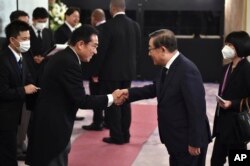 日本首相岸田文雄欢迎中国全国政协副主席万钢在东京参加日本前首相安倍晋三的国葬仪式。（2022年9月27日）