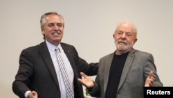 ARCHIVO - El entonces presidente electo Luiz Inacio Lula da Silva saluda al mandatario argentino Alberto Fernández en Sao Paulo, Brasil, el 31 de octubre de 2022. 