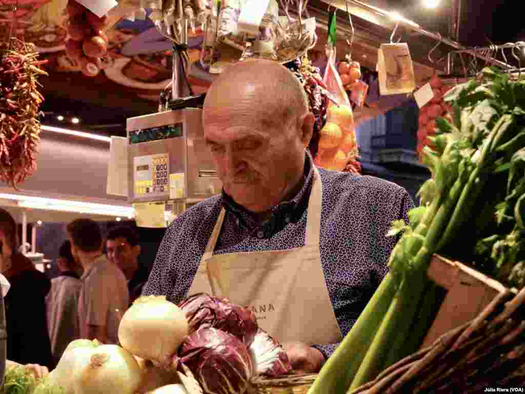 Eduard Soley es propietario de uno de los puestos más antiguos de La Boquería, llamado Soley. Ha vivido de primera mano cómo el mercado y sus productos han evolucionado a lo largo del tiempo. Su tienda ofrece productos latinoamericanos como la yuca, el chile o los plátanos. &nbsp;