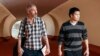 Amerikanci Andy Huynh, desno, i Alex Drueke dolaze u hotel TWA u New Yorku 23. septembra 2022.