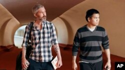 Amerikanci Andy Huynh, desno, i Alex Drueke dolaze u hotel TWA u New Yorku 23. septembra 2022.