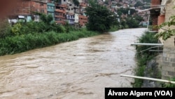El río Guaire en Caracas, Venezuela, registra una creciente de su caudal debido a las lluvias el jueves, 6 de octubre de 2022.