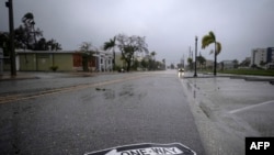 Plus de 2 millions de foyers étaient privés d'électricité jeudi matin en Floride.