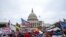 Foto Achiv: Yon foul moun move kou kong e ki lwayal ak Prezidan Donald Trump rasanble devan syej Kongre a nan Washington, pou yon miting politik, 6 Janv. 2021. 