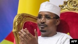 Mahamat Idriss Deby applaudit lors de sa prestation de serment en tant que président de transition du Tchad, à N'Djamena, le 10 octobre 2022.