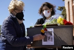 Rosa María Insúa recoge junto a su hija los restos de su padre, quien fue asesinado por las fuerzas del dictador Francisco Franco.