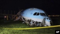 En esta fotografía difundida por la Autoridad de Aviación Civil de las Filipinas se ve un avión de Korean Air Lines que se salió de la pista en el Aeropuerto Internacional Mactan Cebú, el lunes 24 de octubre de 2022, en Cebú, Filipinas. 