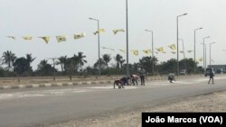 Residentes de Benguela apanham arroz nas bermas das estradas, Angola