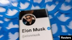 Foto ilustrasi yang menunjukkan akun twitter milik Elon Musk terpampang di layar telepon genggam yang disimpan di depan kumpulan logo Twitter yang dicetak. Foto diambil pada 28 April 2022. (Foto: Reuters/Dado Ruvic)