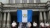 Un manifestante sostiene una bandera guatemalteca frente al Palacio Nacional de la Cultura durante una protesta contra lo que los manifestantes alegan es corrupción en el gobierno, en la Ciudad de Guatemala, el 11 de agosto de 2022.