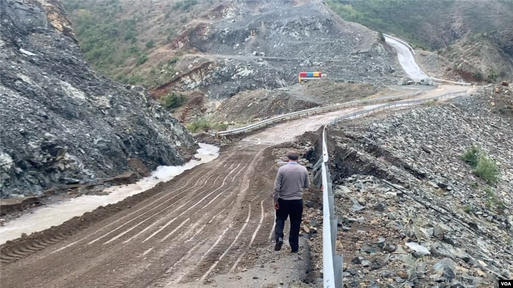 Në verilindje të Shqipërisë erozioni malor po dëmton infrastrukturën publike