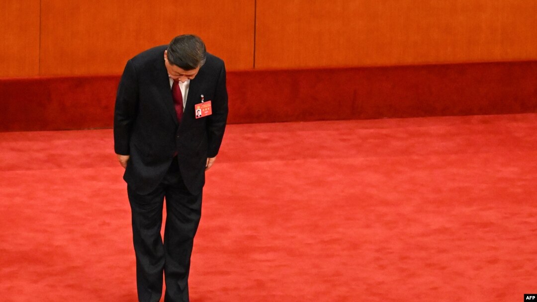 Presiden China Xi Jinping membungkuk selama sesi pembukaan Kongres Partai Komunis China ke-20 di Aula Besar Rakyat di Beijing pada 16 Oktober 2022. (Foto: AFP/Noel CELIS)