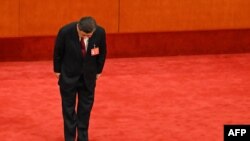 Presiden China Xi Jinping membungkuk selama sesi pembukaan Kongres Partai Komunis China ke-20 di Aula Besar Rakyat di Beijing pada 16 Oktober 2022. (Foto: AFP/Noel CELIS)