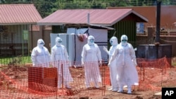 Bamwe mu bakozi mu gisata c'amagara y'abantu mu bikorwa vyo gupompa barinda Ebola 