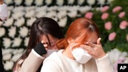 1일 서울 광장에 마련된 '이태인 사고 합동분향소'를 찾은 추모객들이 눈물을 닦고 있다.