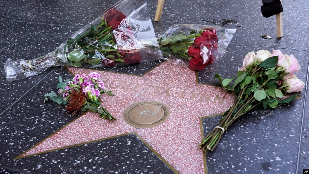 Flores sobre la estrella de la fallecida cantante de country Loretta Lynn en el Paseo de la Fama de Hollywood, el martes 4 de octubre de 2022, en Los Ángeles. Lynn murió el martes en su casa en Hurricane Mills, Tennessee. Tenía 90 años. (Foto AP/Chris Pizzello)