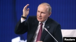 俄罗斯总统普京在莫斯科举行的瓦尔代辩论俱乐部第19届年会上讲话。(2022年10月27日)