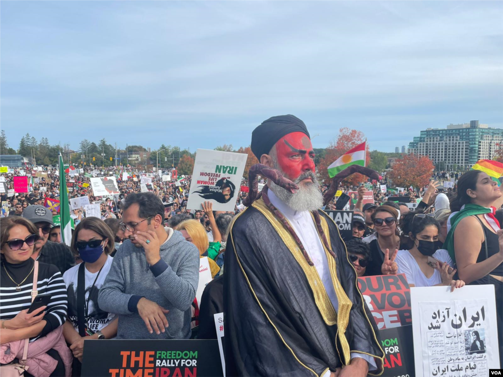 تجمع هزاران نفری ایرانیان تورنتو در حمایت از اعتراضات مردم ایران. مردی خود را به شکل یک آخوند مار دوش در آورده بود. 