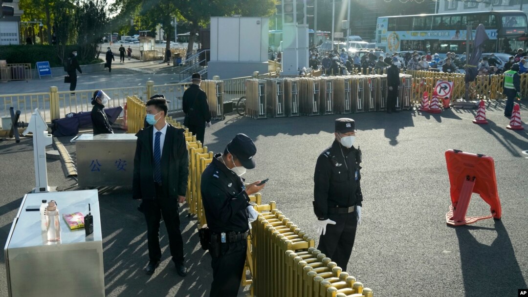 中共二十大開幕前，安保人員在通往人民大會堂進口處設立檢查站。 -美聯社照片。