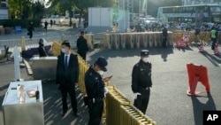 中共二十大开幕前，安保人员在通往人民大会堂进口处设立检查站。-美联社照片。