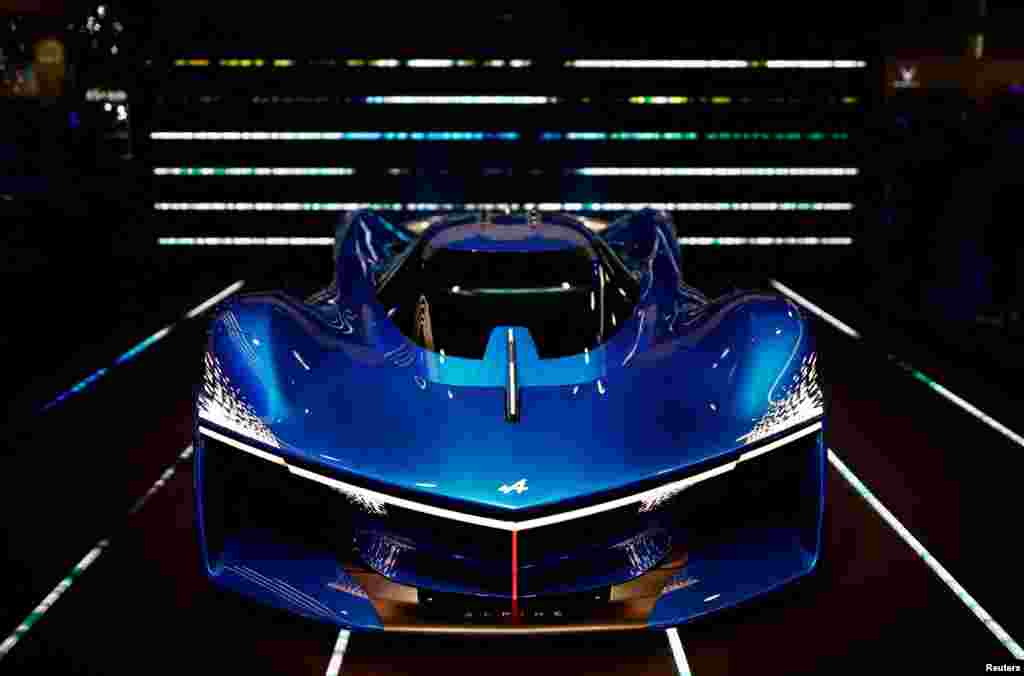 The Alpine Alpenglow concept car is pictured at the 2022 Paris Auto Show in Paris, France.&nbsp;