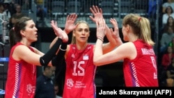 Bojana Drča, Jovana Stevanović i Brankica Mihajlović na utakmici protiv SAD u polufinalu Svetskog prvenstva u odbojc i, u Gljivicama, u Poljskoj, 12. oktobra 2022.