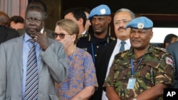 Le lieutenant-général Johnson Mogoa Kimani Ondieki du Kenya, à droite, debout à côté d’Ellen Loj, centre, représentant spécial du Secrétaire général de l'ONU, et d’un membre non identifié du gouvernement du Sud-Soudan, à Juba, au Sud-Soudan, 2 septembre 2