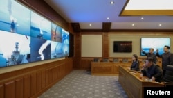 김정은과 딸 김주애가10일 북한 내 미상의 장소에서 최현함 구축함이 실시한 미사일 시험 발사를 참관하고 있다. (사진: 북한 관영 조선중앙통신 배포)