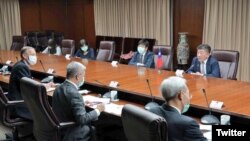 台湾卫生部长陈时中（上排右1)2020年4月27日在台湾外交部与美国卫生部长阿扎尔举行电话会议，下排左1为郦英杰(台湾外交部推特)