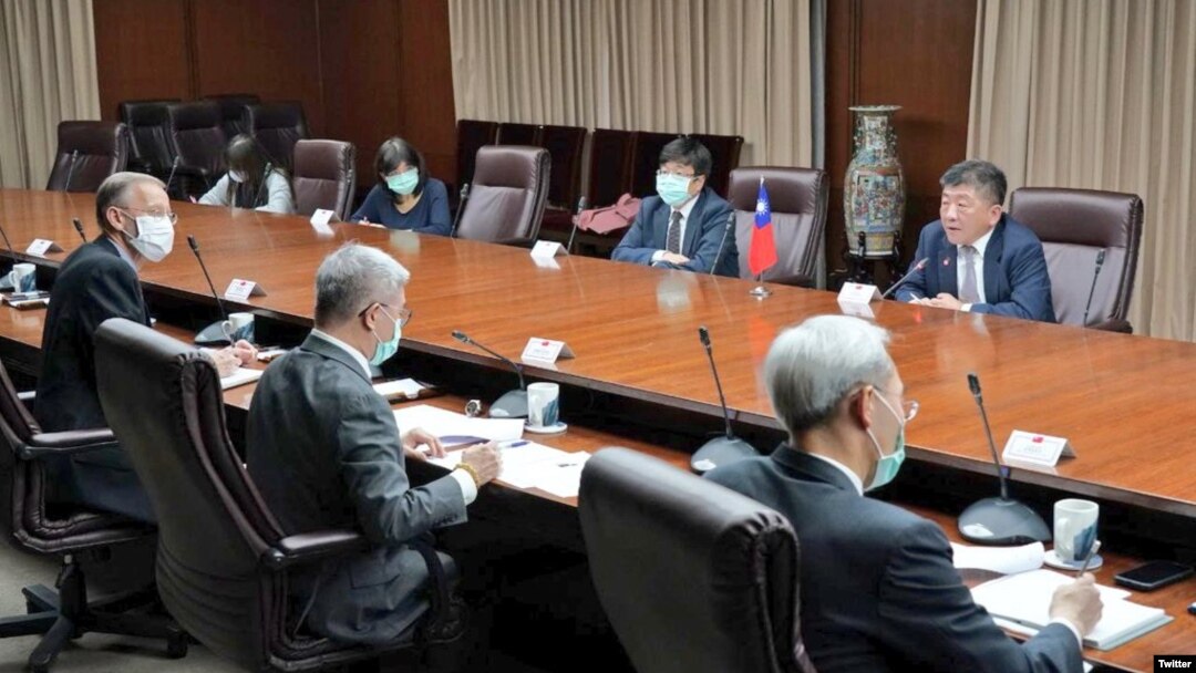 台灣衛生部長陳時中（上排右1)2020年4月27日在台灣外交部與美國衛生部長阿扎爾舉行電話會議，下排左1為酈英傑(台灣外交部推特)