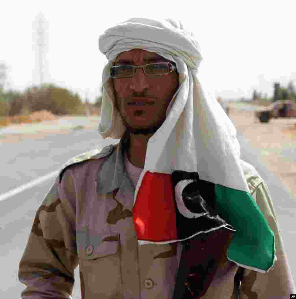 A pro-NTC fighter near Bani Walid wearing the colors of the new Libyan flag. September 4, 2011. VOA - E. Arrott