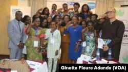 L'ensemble des participants au lancement de la campagne digitale "Girls get equal", le 17 juin 2019 à Cotonou, Bénin. (VOA/Ginette Fleure Adande)