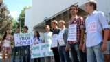 Під час показовго дійства, кілька активістів зображали представників громадських організацій - жертв недавніх переслідувань, до яких підійшли представники Беркуту та завязали їм руки. а обурена громада почала вимагати не чіпати учасників акці. 