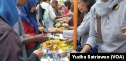 Aksi KAGAMA di Solo membagikan 7 nasi tumpeng pada ratusan tukang becak, pedagang, kuli angkut, dan pembeli di Pasar Gedhe