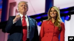 El ex presidente estadounidense Donald Trump gesticula durante la convención republicana donde recibió la nominación para ser candidato en la elección de noviembre, acompañado de su esposa Melania, este 18 de julio, en Milwaukee.