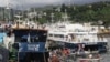 Une vue générale du port de Mutsamudu, la capitale de l'Union des Comores d'Anjouan, montre un pêcheur en attente de bateaux arrivant le 21 mars 2018.