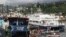 Une vue générale du port de Mutsamudu, la capitale de l'Union des Comores d'Anjouan, montre un pêcheur en attente de bateaux arrivant le 21 mars 2018.