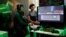 Des joueurs jouent à Minecraft lors de la Paris Games Week (PGW), un salon dédié aux jeux vidéo à Paris, en France.