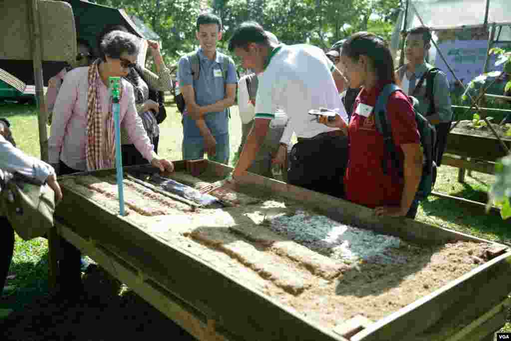 អ្នកជំនាញបច្ចេកទេសកសិកម្មកំពុងនិយាយទៅកាន់អ្នកចូលរួមអំពីវិធីដាំដំណាំបន្លែសរីរាង្គក្នុងកម្មវិធី &laquo;ការចូលរួមស្វែងយល់ពីដំណាំសរីរាង្គ&raquo; (Organic Awareness Day)និងការដាំដុះបន្លែស្តង់ដារអឺរ៉ុបនៅឯរមណីយដ្ឋាន ពិកនិកក្នុងខេត្តព្រះសីហនុ កាលពីថ្ងៃទី០២ កញ្ញា ២០១៧។ (ទុំ ម្លិះ/VOA)