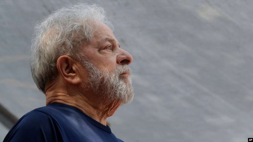 El ex presidente de Brasil, Luiz InÃ¡cio Lula da Silva, continÃºa tras las rejas, aunque esto no le impide tomar el liderazgo de las elecciones presidenciales de octubre. 