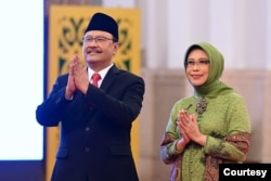 Menteri Sosial Saifullah Yusuf atau Gus Ipul bersama istri usai dilantik di Istana Negara, Jakarta, Rabu (11/9) (biro setpres)